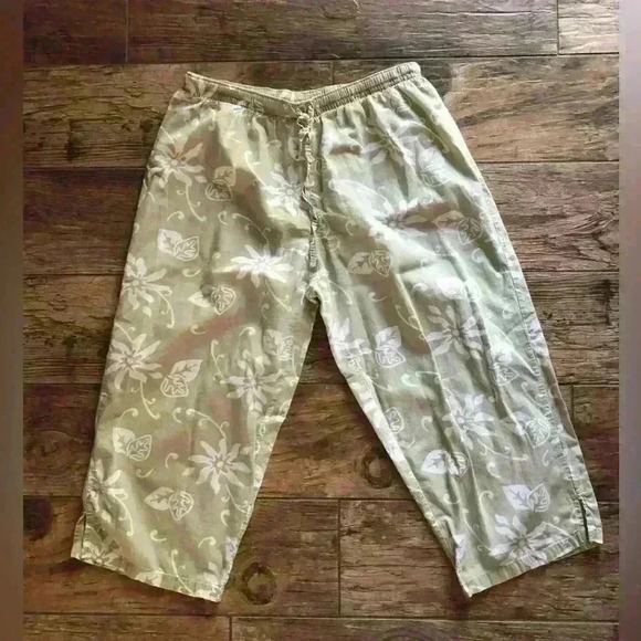 ROUNDY APPAREL SLEEPWEAR CROPPED GREEN WHITE  PJ BOTTOMS LOUNGEWEAR SMALL - Picture 1 of 4